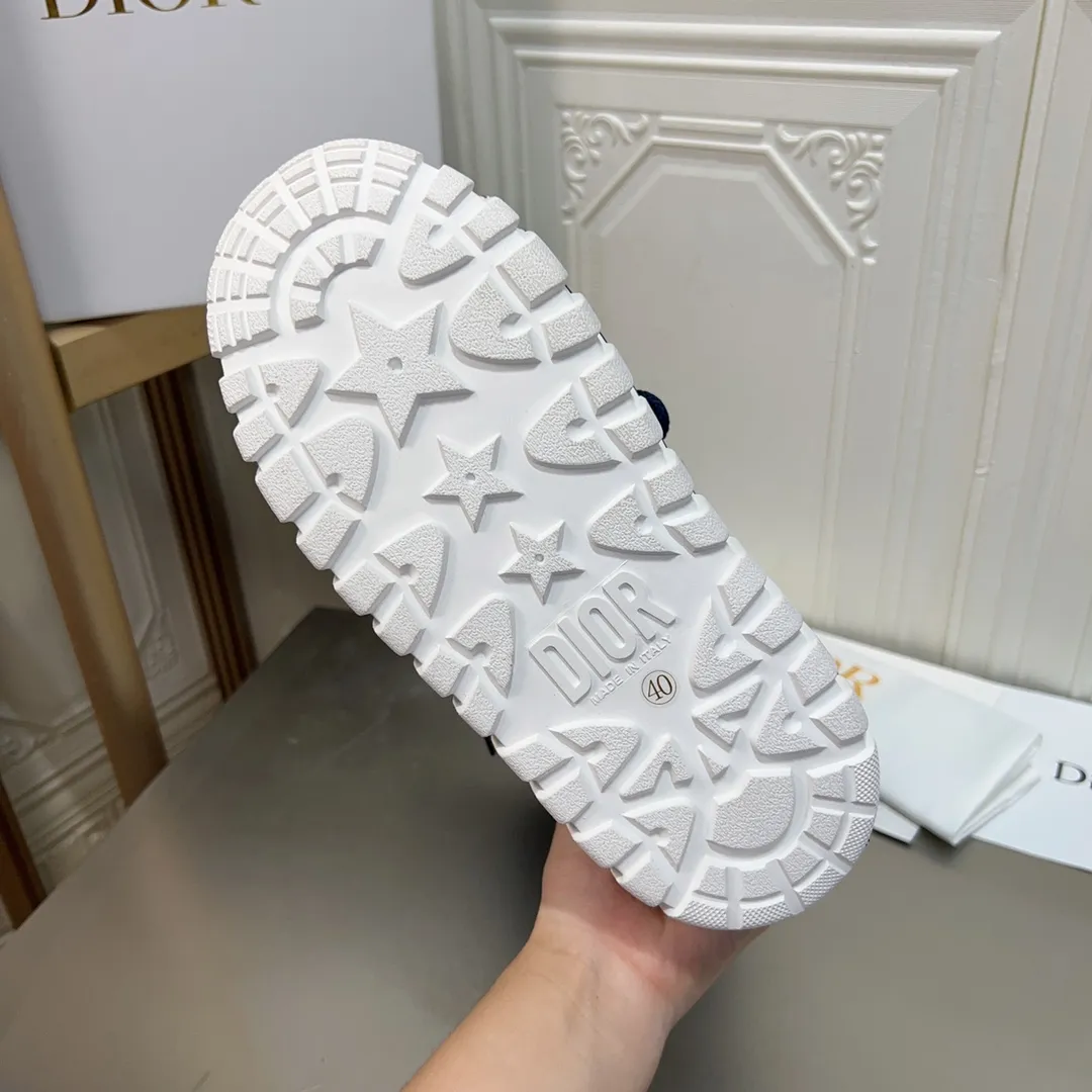 Men's shoes p600! The highest version on the market, Dior Dior's king style snow boots, ski boots, fat and cute, so cute →_→ from the DiorAlps limited series, unique. Shiny nylon Oblique print upper with criss-cross straps for an ideal fit. The technical fabric of the boot shaft, short-cut version, can be worn in the city or in the mountains. It makes the calf slimmer and taller, warm and concave. The boot shaft and sole are made of original waterproof padded lining. The embroidered fabric is original star ⭐ rubber non-slip thick sole and multi-module combination outsole. The size is 35-40. 41Customized